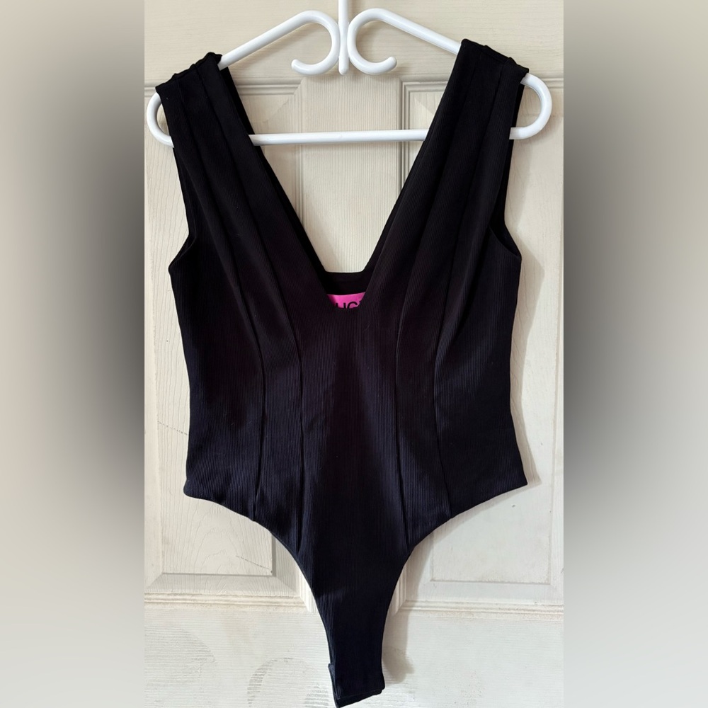 Gauge81 Black V-Neck Top